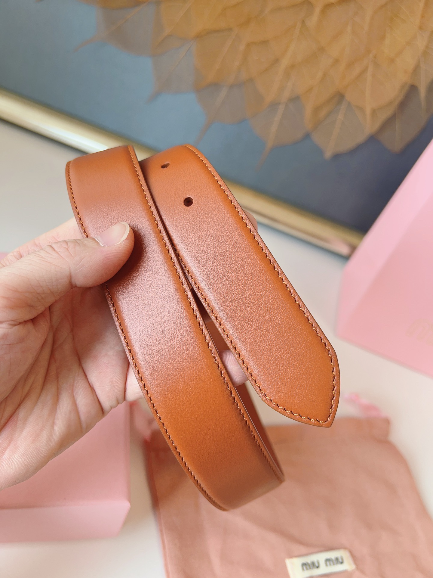 这款皮革腰帶設計簡約而優雅，腰帶環伴以Miu Miu徽標。雙面進口小牛皮 金屬搭扣 腰帶環飾激光雕刻徽標 寬度: 3.5cm
