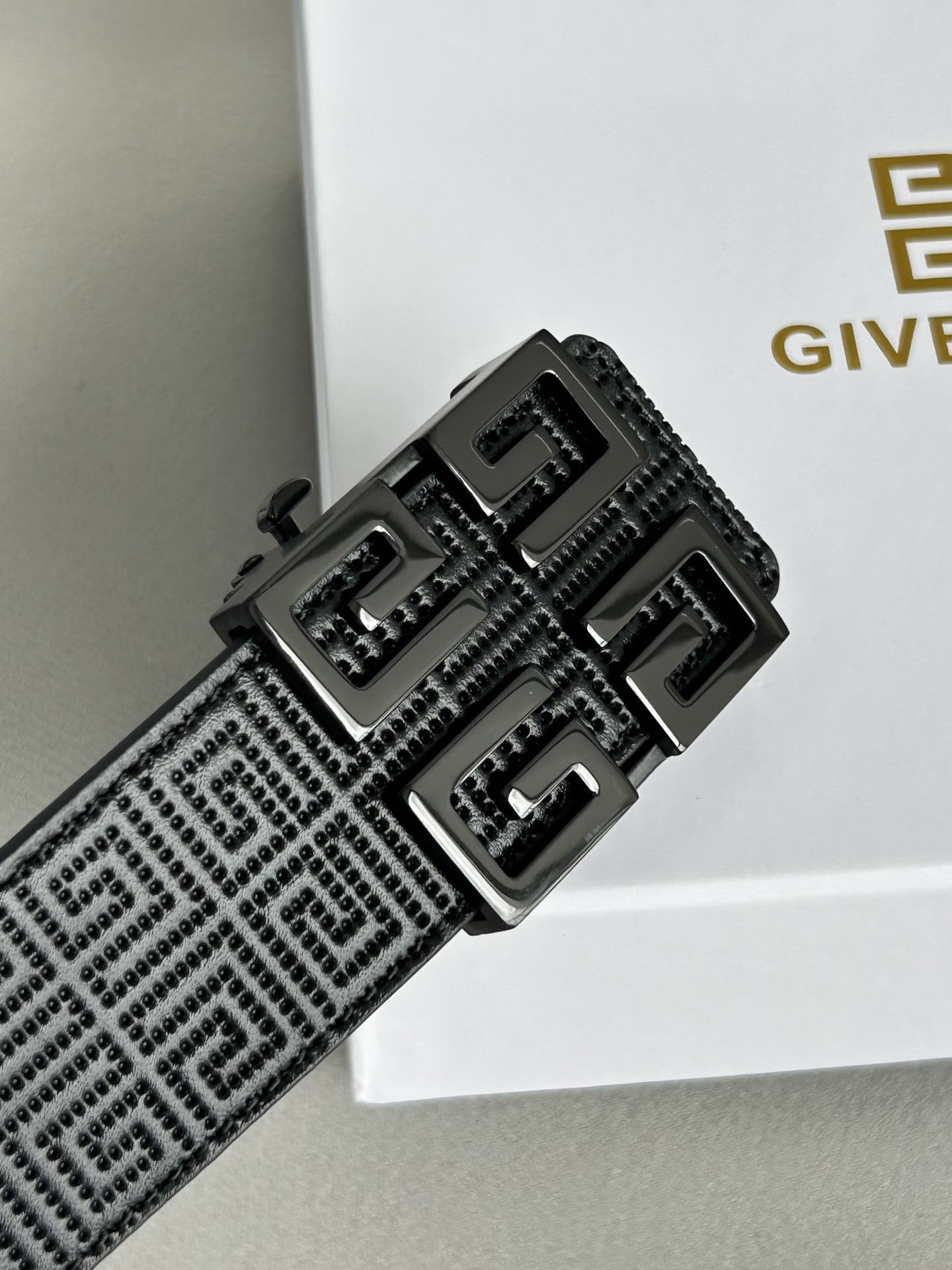 【紀梵希】新款男士 頭層小牛皮黑色壓花腰帶，內襯荔枝紋底，寬38毫米.搭配不鏽鋼經典4G自動扣.商務服裝造型的完美搭配。永恆經典！