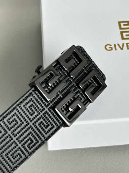 【紀梵希】新款男士 頭層小牛皮黑色壓花腰帶，內襯荔枝紋底，寬38毫米.搭配不鏽鋼經典4G自動扣.商務服裝造型的完美搭配。永恆經典！