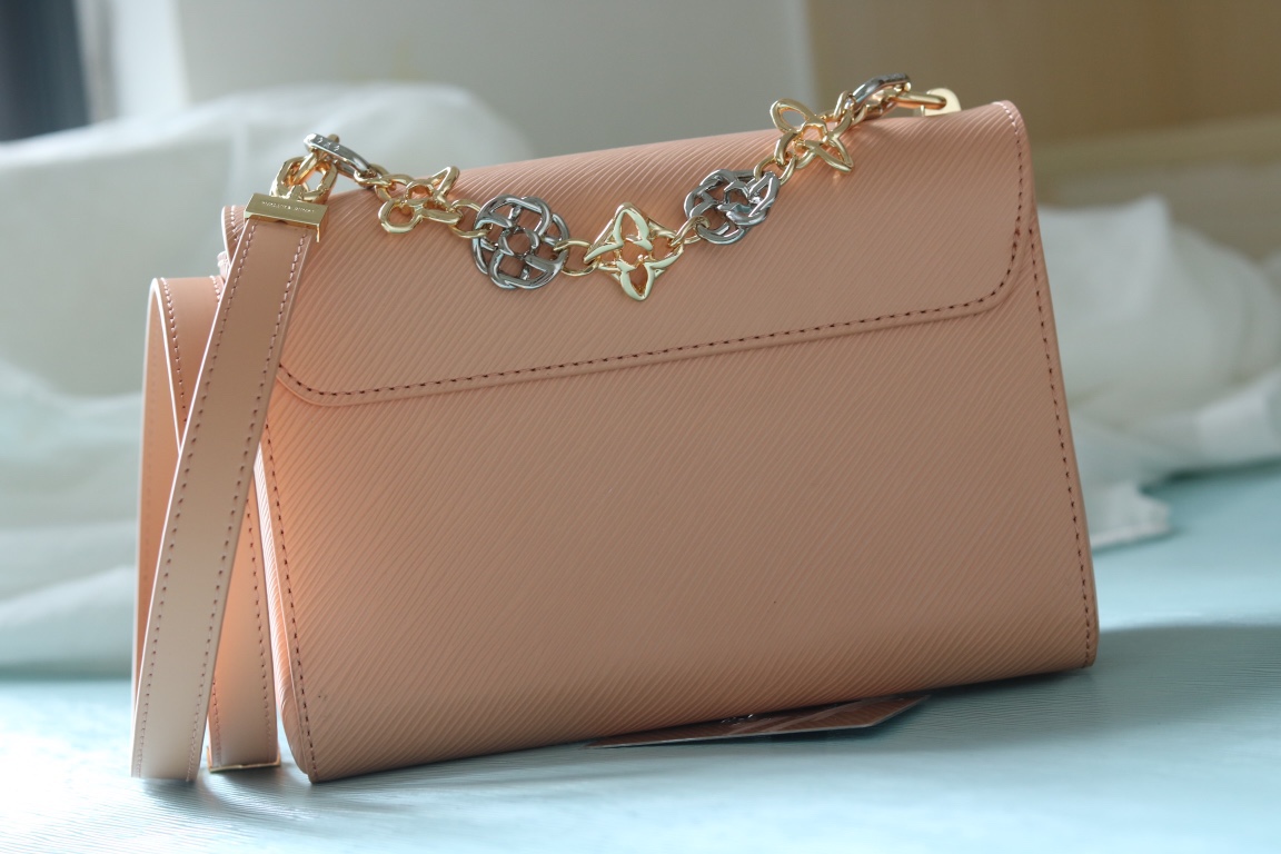 原版品質[玫瑰]歡迎貨比三家[玫瑰]款號：50391/22773/22774/23074/22768[玫瑰][玫瑰][玫瑰]本款Twist中號手袋將品牌標誌性Monogram花卉精巧融入裝飾鏈條，與雙色鎖扣相互呼應，優雅詮釋當季 TwistedFlowers主題。內貼袋之一配有可拆卸鏡子。
23x17x9.5釐米(長度x高x寬) Epi粒面皮革牛皮革飾邊牛皮革內襯金屬件
LVTwist扭鎖
內貼袋，配有可拆卸鏡子後側內貼袋
大號前內袋配有拉鍊袋肩帶:可拆卸，可調節包帶半長:350釐米
