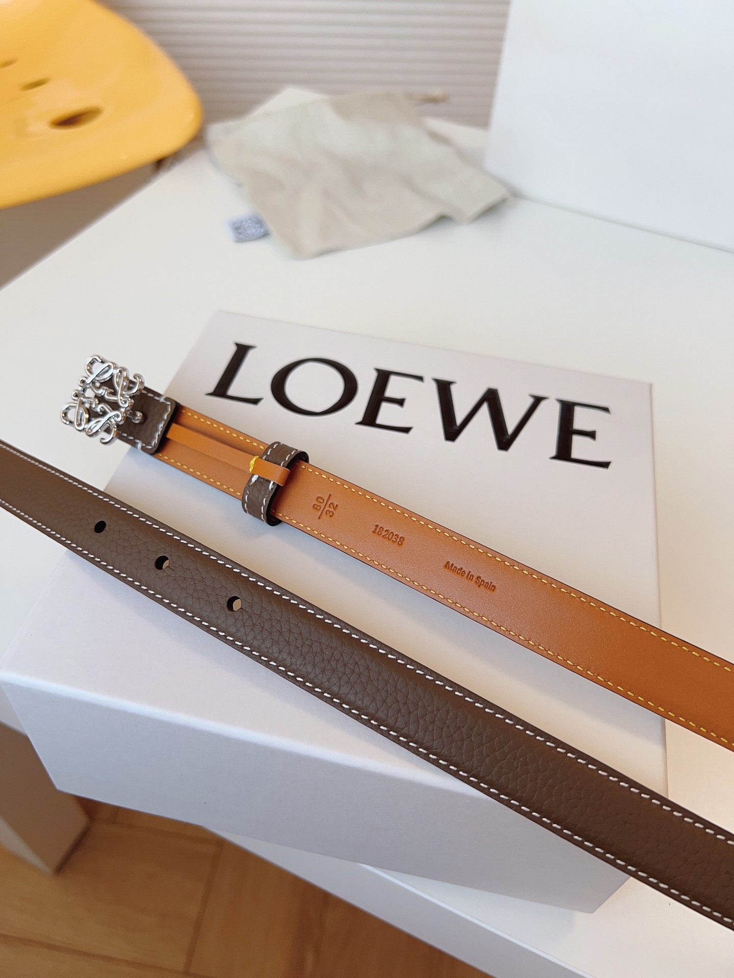 
Loewe 羅意威 經典粒面小牛皮，極簡風格的搭配，腰帶早已不是勒緊褲腰的工具，而是提升衣品，畫龍點睛的飾品；此款腰帶易搭配服飾。皮帶寬度：2.0cm