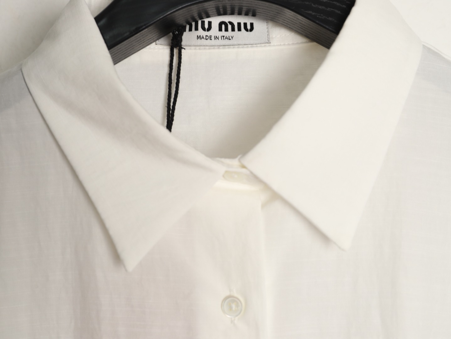 🔝MIU MIU繆繆MM 小黑標短袖襯衫
定制雲柔棉麻平紋料，手工紅外線畫線徽標，以紅外線技術為輔助，實現徽標標籤位置的精准定位與標記，採用側翻埋夾車線工藝，平順整潔，工整整潔，面料都經過砂洗，手感質感更佳，不易變形、不易縮水、不易褪色，合身版型
B Size：40 42 44 46