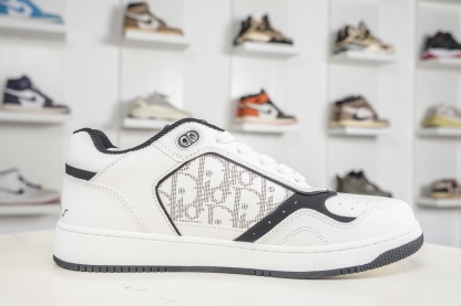 迪奧 B27休閒運動鞋 延續 Dior的經典款式B27 
尺碼：39 40 41 42 43 44 45