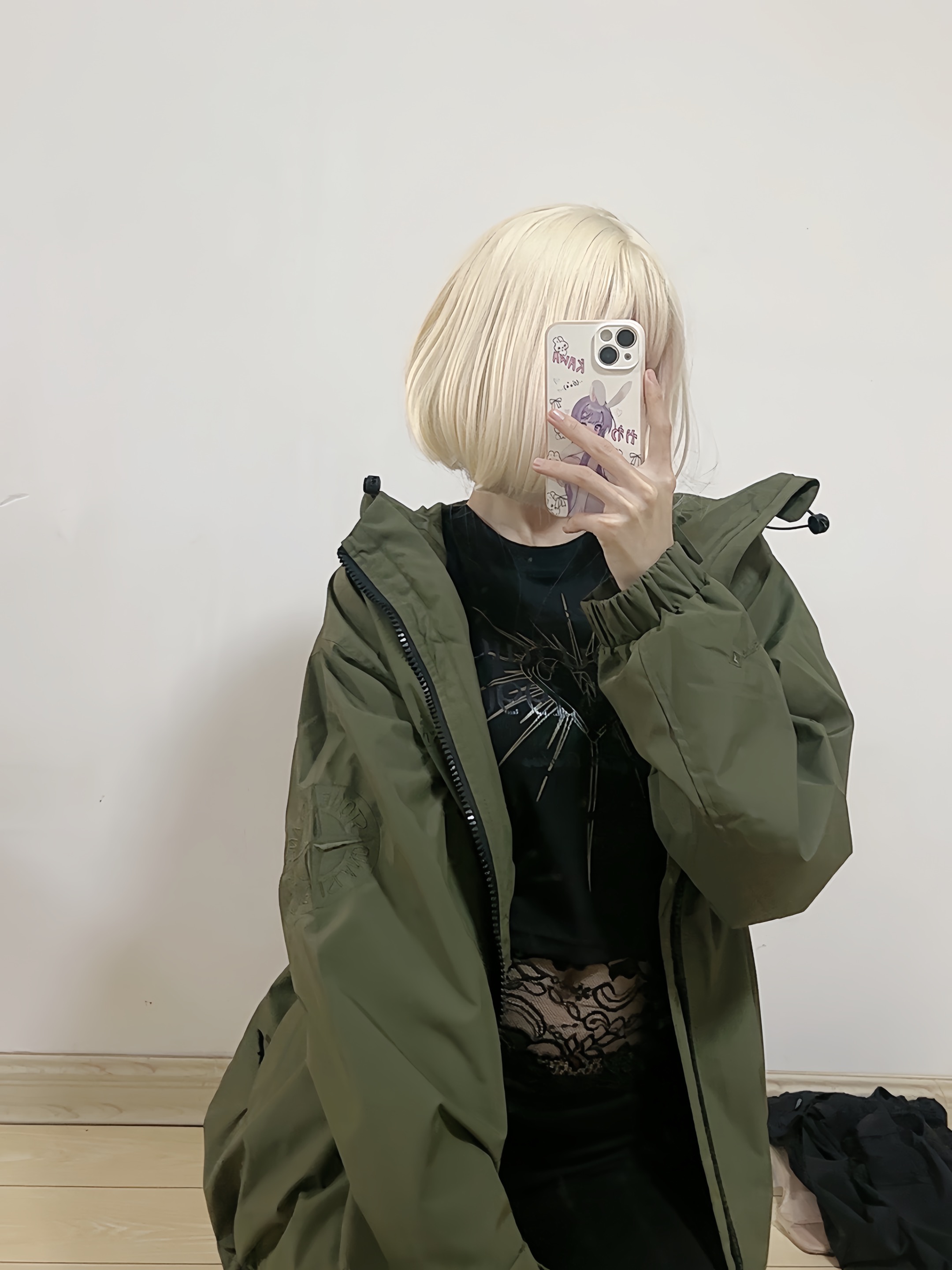 Stone Island/石頭島 24ss 手臂刺繡羅盤衝鋒衣外套
石頭島春季最熱單品 超級吸睛的一款衝鋒衣外套 一眼就能愛上 採用梭織防風防水面料 手感細膩順滑 寬松連帽的版型  水洗標一應俱全 細節滿滿的一款衝鋒衣 大廠代工 品質可靠 

-略帶復古感的機能衝鋒衣 城市徒步 戶外穿行都很出挑 男女都可以駕馭的一款潮流單品 
Color：黑色
A Size：S-XXL