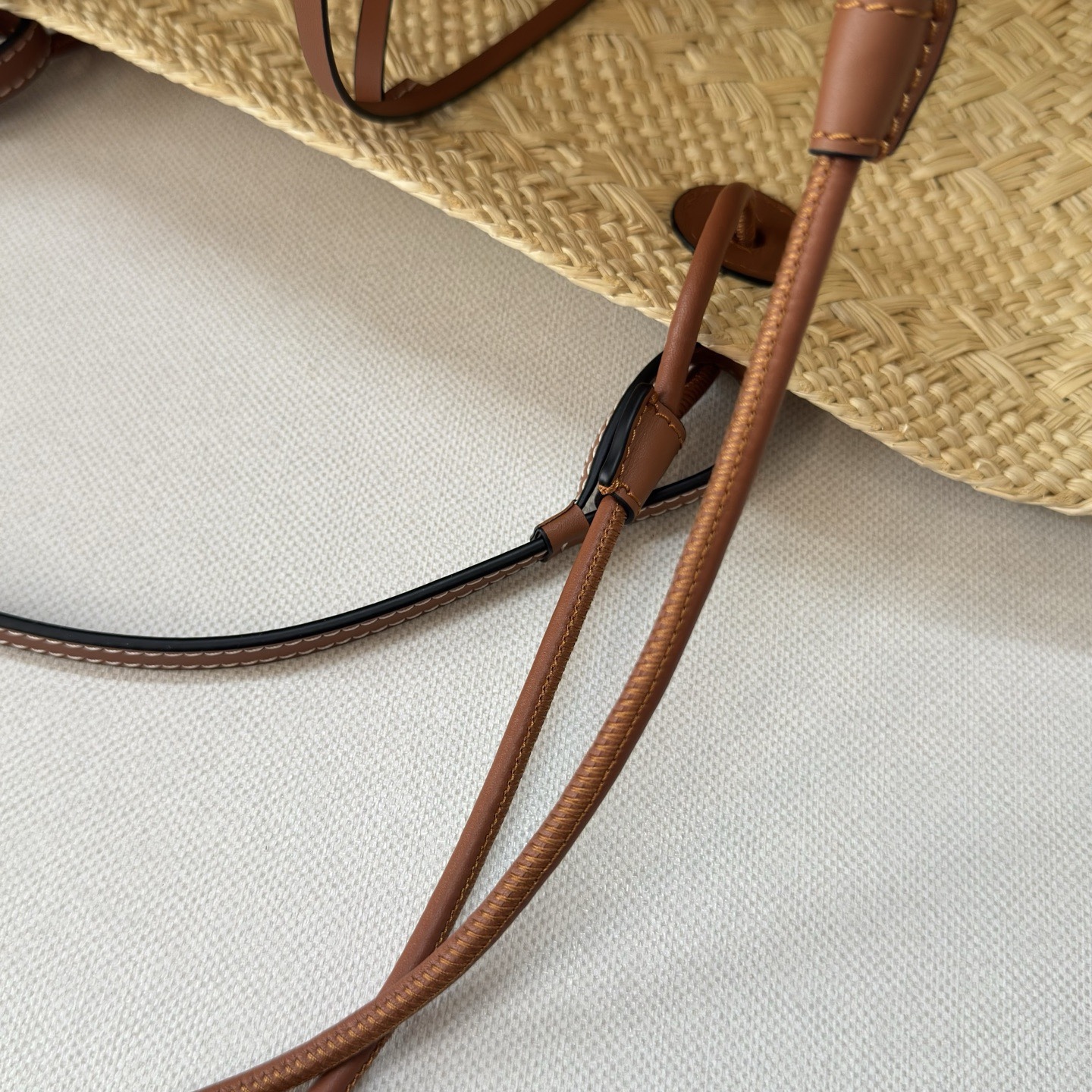 LO℮w℮🆕（高版本）進口原材料 肩帶全部升級🧺伊拉卡棕櫚纖維和牛皮革 Anagram Basket 手袋*一個傳統的籃子手袋*帶有經典的手工編織包身，管狀牛皮革帶子和頂部提手*以及一塊牛皮革 Anagram 壓紋貼片這個版本採用伊拉卡棕櫚製成，這種棕櫚樹在哥倫比亞種植、收穫並曬乾，然後由公平貿易原則指導的 Corporación Oficio y Arte 組織的女工匠編織。肩背或頂部提手攜帶*牛皮革系帶開合*可以使用個性化掛飾和帶子進行定制*無襯里*由於手工製作，尺寸可能略有不同，使每次購買都