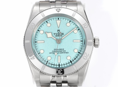 DIF 最強副本 
DIF隆重推出帝舵碧灣54型M79000N腕表，
37mm表殼貼合手腕，佩戴舒適，啞光錶盤簡約大氣，質感細膩，無日曆設計化繁為簡，回歸純粹讀時體驗，以純粹精神和現代表達方式，向1954年問世的品牌首款潛水表-7922型獻上最真誠的敬意！
DIF匠工精神 整表配備導角精磨不拉手 注重細節 質感無敵 搭載丹東定制一檔機芯 日誤差僅3-5秒幾乎0反修 超穩定！
錶帶均為CNC通體成型拉絲工藝錶帶 非小廠組裝片！配備帝舵表“T-fit”表扣 可滑軌微調
超強瑞士夜光刻度 盤面字體油壓立體