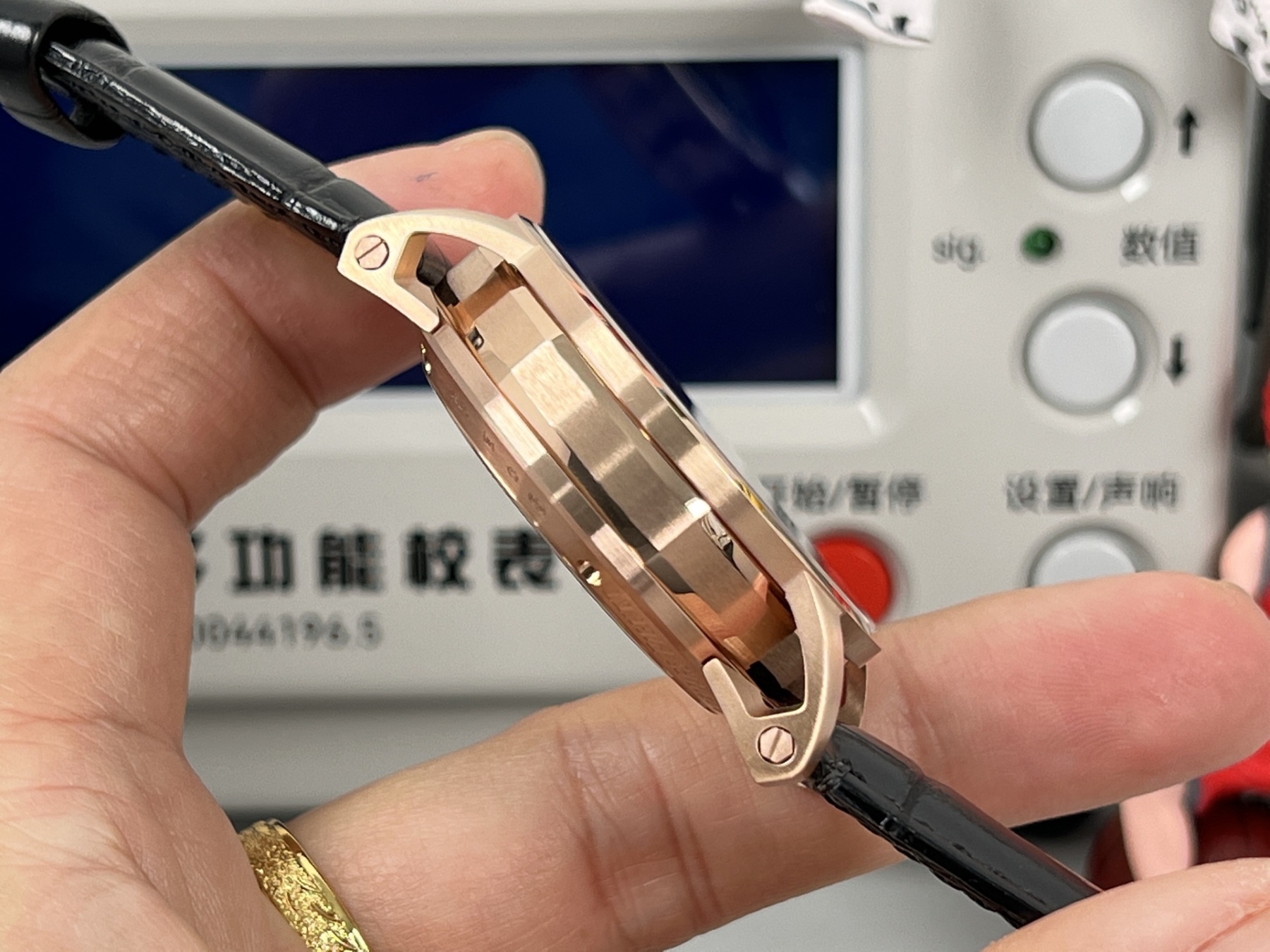 
新款愛彼真陀飛輪CODE11.59系列26396男士腕表！完美與個性的體驗！
1⃣️直徑42MM！表面玻璃採用水晶藍寶石玻璃。
2⃣️搭載Cal.2950全自動陀飛輪機芯，動力儲存60小時！
3⃣️錶帶採用進口意大利小牛皮以及帆布皮帶可選！
3⃣️表殼採用316L精鋼材質，整殼CNC高精准處理，密度與原裝吻合！          
4⃣️表面採用砂金石琺瑯錶盤
整體按照原裝顏色完美呈現！
5⃣️殼套分圈口.殼.底蓋三件套，整體角度完美體現拉絲工藝，品質與美的融合！