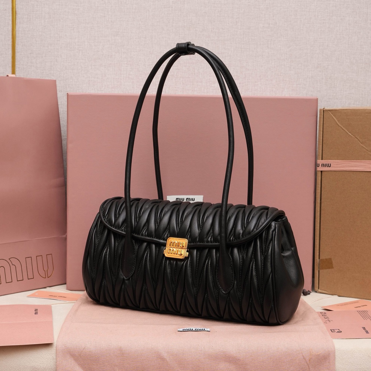 MiuM新品法棍包，这款单肩包延续经典设计，采用轻薄填充皮革设计，别具一格，顶级小牛皮材质，新标logo金属锁扣，正面翻盖开合，风格百变多样，精致优雅，随性慵懒，日常休闲， 上班通勤，怎么搭都好看