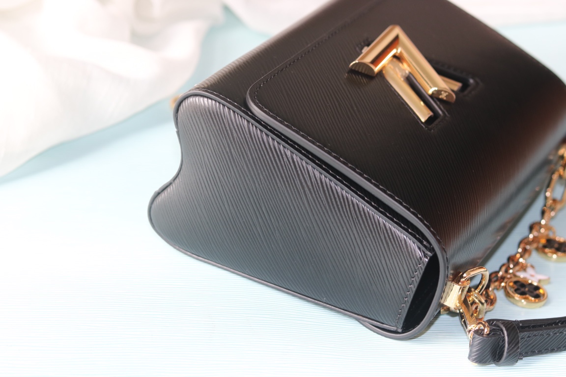 [玫瑰]最新款[玫瑰][玫瑰] 原版品質【獨家實拍 款號:50506/M11723/M11724/M11725 】
 本款 Twist 中號手袋擁有 Epi 皮革的考究肌理，搭配牛皮革內襯和光滑牛皮革飾邊。琺 Monogram 花卉懸掛於纖細鏈條，可拆卸並調節的肩帶實現肩背和斜挎選擇。17 x 9.5 x 23釐米(高 x 寬 x 長度)