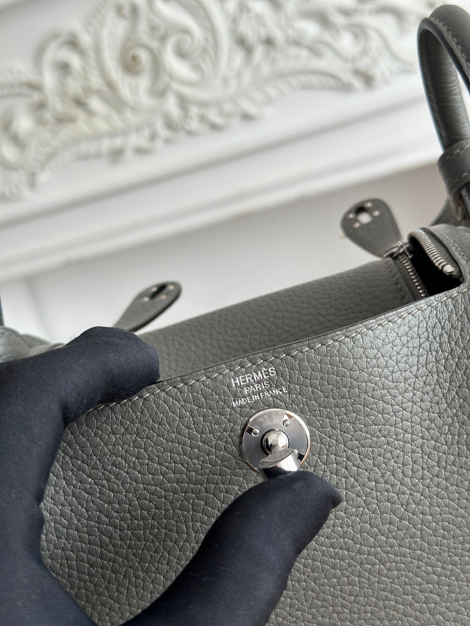 琳迪lindy 19cm	
Tc皮 蜜蠟線半手工縫製
lindy19保留了琳迪包所有細節的完整設計，側口袋、拉鍊等全部都是經典的設計√
這只小可愛暴擊了多少人的少女心