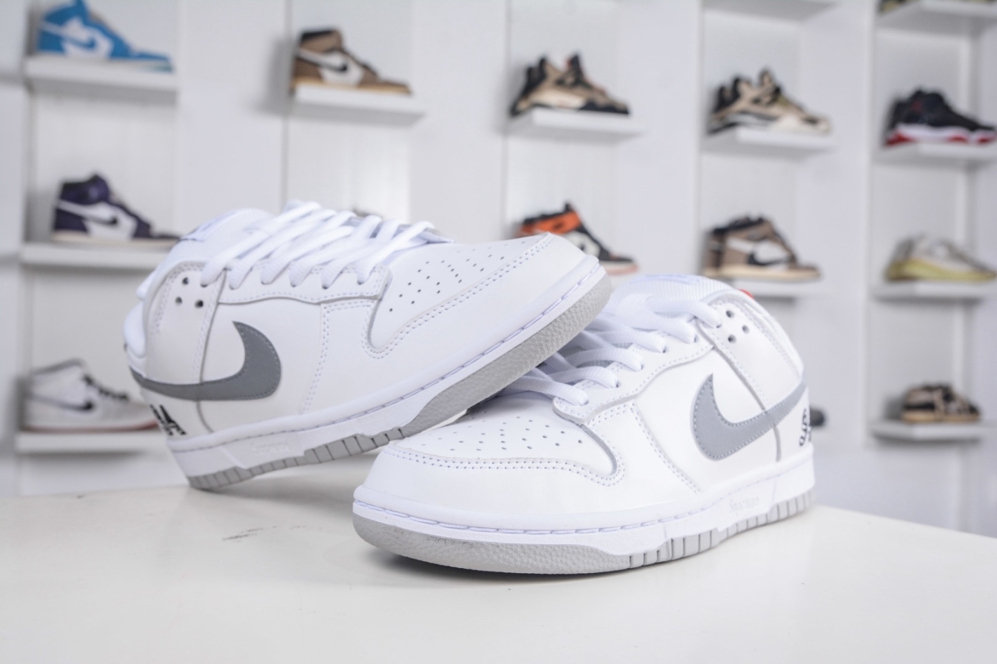 Supreme x Nk Dunk SB Dunk Low 聯名亞洲限定白灰
貨號:HQ8487 100
SIZE：36 36.5 37.5 38 38.5 39 40 40.5 41 42 42.5 43 44 44.5 45 46