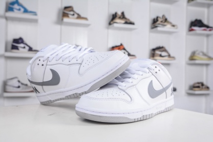 Supreme x Nk Dunk SB Dunk Low 聯名亞洲限定白灰
貨號:HQ8487 100
SIZE：36 36.5 37.5 38 38.5 39 40 40.5 41 42 42.5 43 44 44.5 45 46