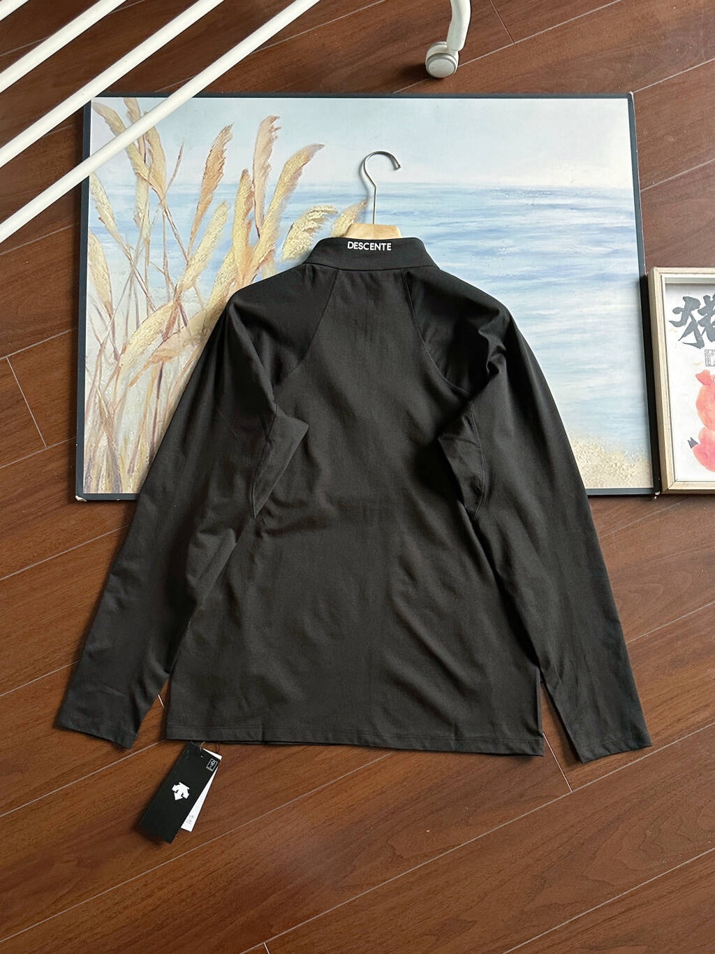 2026春秋新款迪桑特DESCENT  TRAINING 秋季新款半拉男士SOLOTEX長袖
功能型速乾，上身超級舒服，男士內搭打底良品！好貨不多，速度備起來啦！
清遠代工，純正出口的訂單，同款國內門店有售，
 德國拜耳公司的頂級面料！上身巨舒服，運動健身不拘束，，超強！中等厚度，不厚，上身無拘束感運動時直接外穿也OK！
  純色經典款，適合任意年齡段，任意場合，立領風格，穩重又盡顯莊重，運動又不失休閒，真的超級經典的款式，室外運動、打籃球、跑步、羽毛球，上身一件足以！