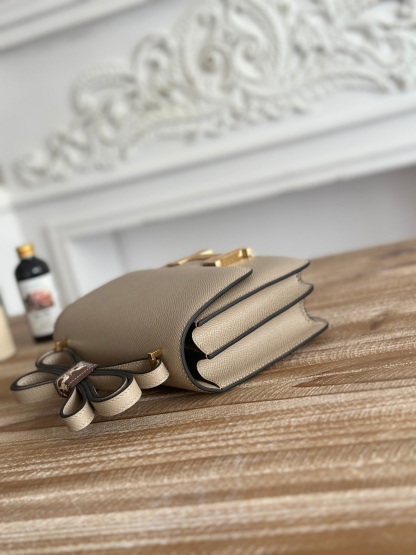 康康  空姐包  
constance  19cm  
epsom掌紋小牛皮  半收工  蠟線縫製