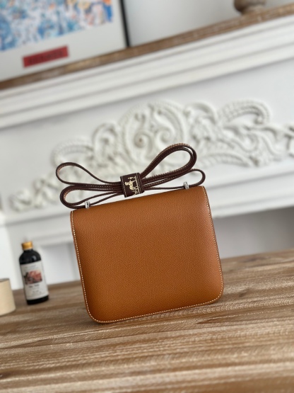 康康  空姐包  
constance  19cm  
epsom掌紋小牛皮  半收工  蠟線縫製