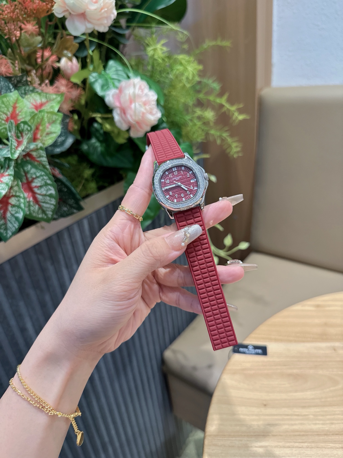 
百達翡麗  5067A 手雷 石英女表 PATEK PHILIPPE--5067A全系列石英腕表，帶來全網最佳的復刻產品和極致體驗，確保還原正品般的舒適感，尺寸35.6X7.7mm 圓潤的八角形表殼與原裝一致，走時穩定，續航持久，性價比超高。