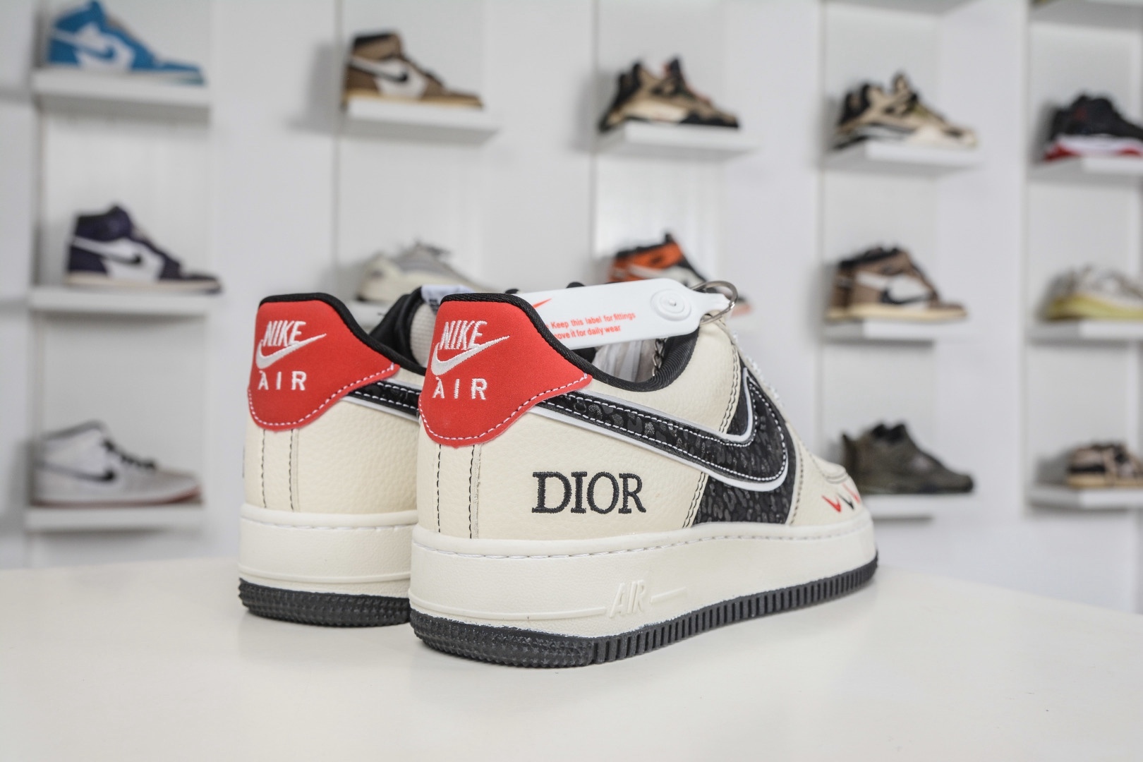 Nike Air Force 1 Low 07 x Dior 迪奧聯名-米白黑紅
貨號：SY1388 037
Size：36 36.5 37.5 38 38.5 39 40 40.5 41 42 42.5 43 44 44.5 45