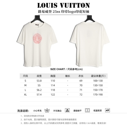 Louis Vuitton/路易威登 25ss 印章logo印花短袖
本款T恤以柔軟透氣的棉質針織裁出休閒廓形。胸前印章點綴多樣路易經典元素，涵蓋品牌創始年份，歌頌品牌的旅行與制箱傳承。

面料紗線支數為60支，屬於高支棉紗紗線細膩柔軟。單股結構使面料更輕盈透氣，雙面針織工藝，正反面紋理一致，面料結構緊密，彈性較好不易卷邊，觸感細膩適合貼身穿著。

TPU光油印花工藝，這是一種結合功能性材料與視覺效果的先進印花技術，尤其適用於提升面料的高端質感。印花用於增加光澤、立體感和特殊觸感，用於設計獨特