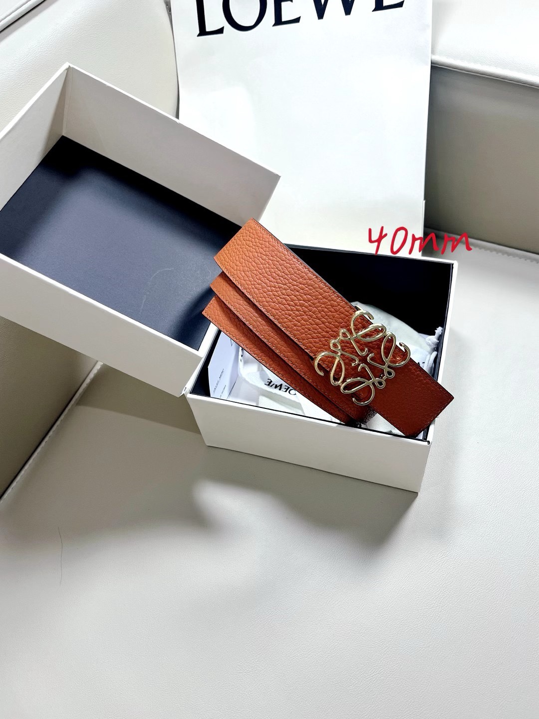 羅意威LoEWE 4.0cm正反兩穿腰帶，選用壓紋牛皮革製成，反復Anagram圖案