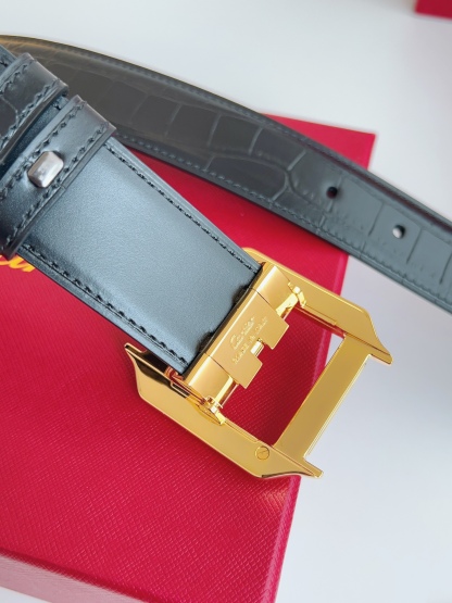 
Cartier（卡地亞）憑借匠心傑作展現與眾不同的美感，融合精湛工藝與經典設計，演繹雋永風格；瀟灑不羈，果敢獨立！此款式易搭配服飾；休閒正裝兩相宜。皮帶寬度：35mm