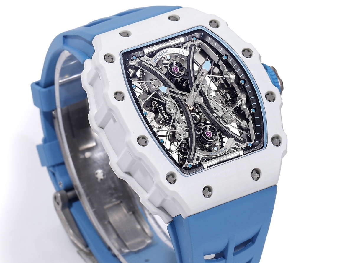 白色TPT石英纖維
【RICHARD MILLE】理查米爾RM53-01 將腕表設計與運動賽事相互結合，完美詮釋了賽場上的勇者堅定信念、頑強拼搏的精神。RM53-01以馬術運動為背景，採用多種高科技材料來抵御運動時帶來的強烈撞擊，從而保證不受破壞、正常運轉。高科技材質打造如同“護具”。“RM 53-01 PABLO MAC DONOUGH”的陀飛輪腕表，此款腕表除具備運動腕表的動感與活力外，還配備了堅固的TPT®碳纖維表殼、層壓藍寶石水晶表鏡以及固定機芯的懸浮式鋼索，有效的降低巨大衝擊、