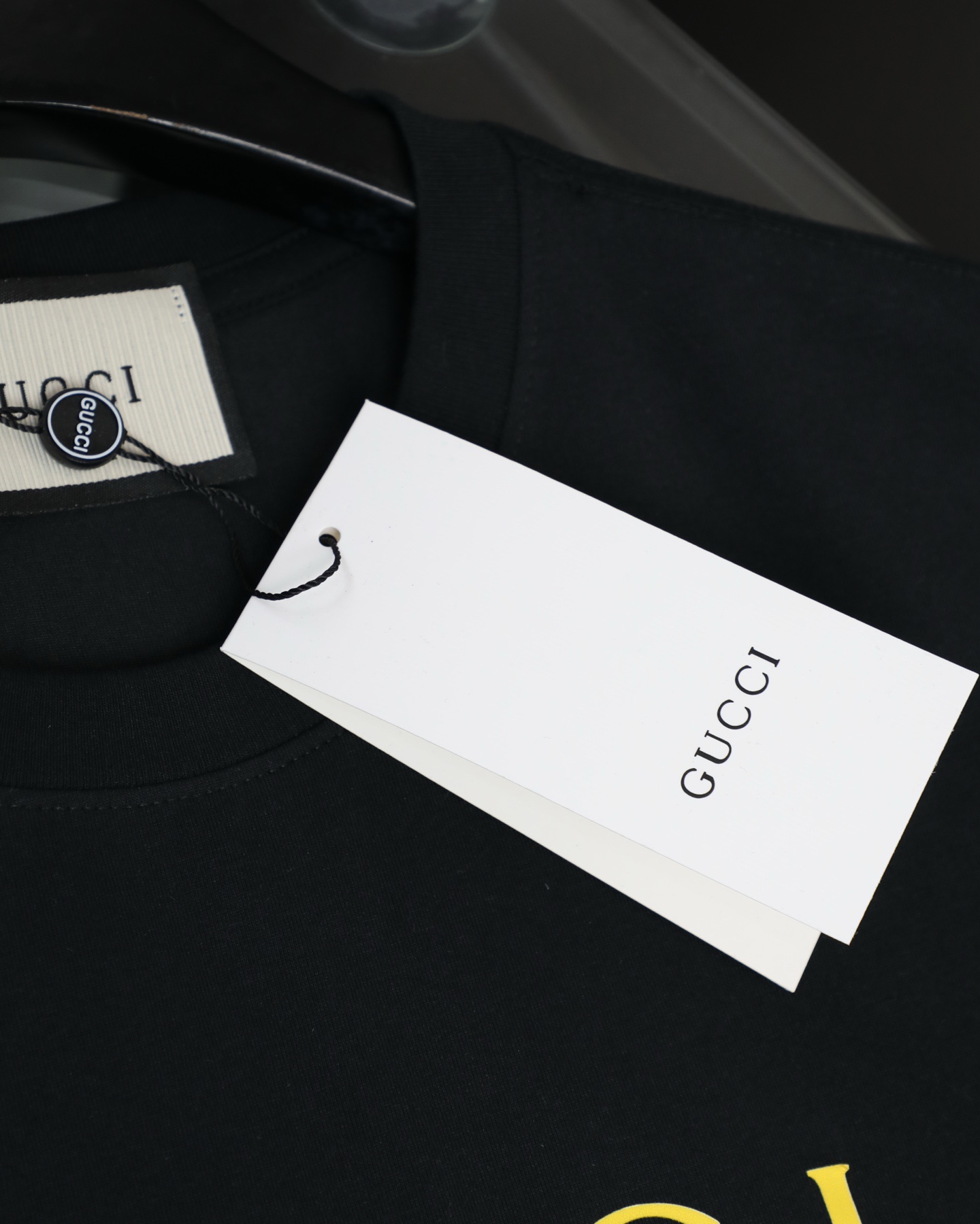 GUCCI/古馳  2026新款短袖卡通系列馬年限定小馬印花T恤男女同款

    這款可愛風格的短袖T恤，採用重磅純棉材質，印花是水印透氣性極佳，讓你在炎炎夏日也能保持清爽。
    螺紋領口定制1比1螺紋，二本針雙縫線，不縮水不變形，甄選好棉，成就了軟糯細膩的膚感質感出色，讓你在脫穎而出，還持久耐穿整體是簡約精緻的款式，經過無數次調配的版型上身更顯時筆風度，潮流感拉滿顯瘦“小心機”，落肩設計修飾肩膀厚度，活力滿滿
顏色：  黑色    白色
尺碼：M~2X
尺碼表：圖9