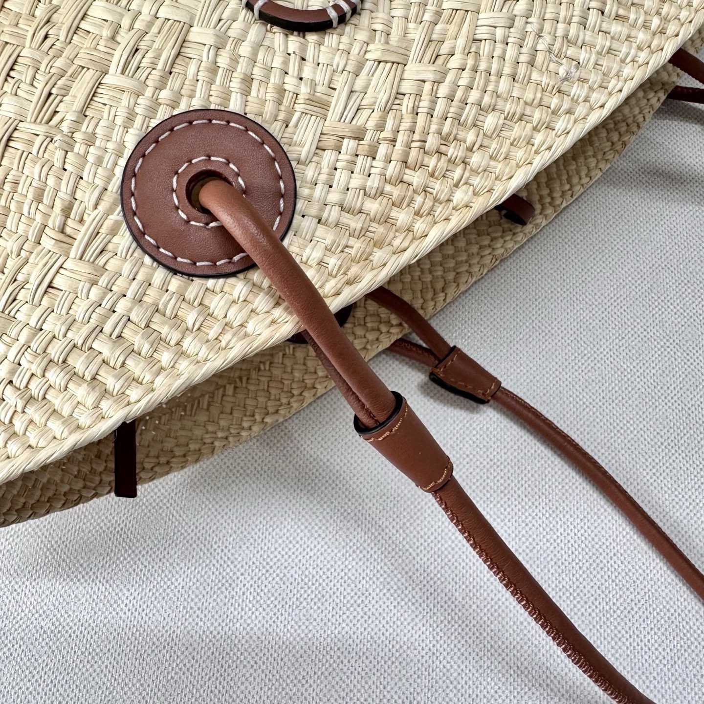 LO℮w℮🆕（高版本）進口原材料 肩帶全部升級
🧺伊拉卡棕櫚纖維和牛皮革 Anagram Basket 手袋*一個傳統的籃子手袋*帶有經典的手工編織包身，管狀牛皮革帶子和頂部提手*以及一塊牛皮革 Anagram 壓紋貼片這個版本採用伊拉卡棕櫚製成，這種棕櫚樹在哥倫比亞種植、收穫並曬乾，然後由公平貿易原則指導的 Corporación Oficio y Arte 組織的女工匠編織。