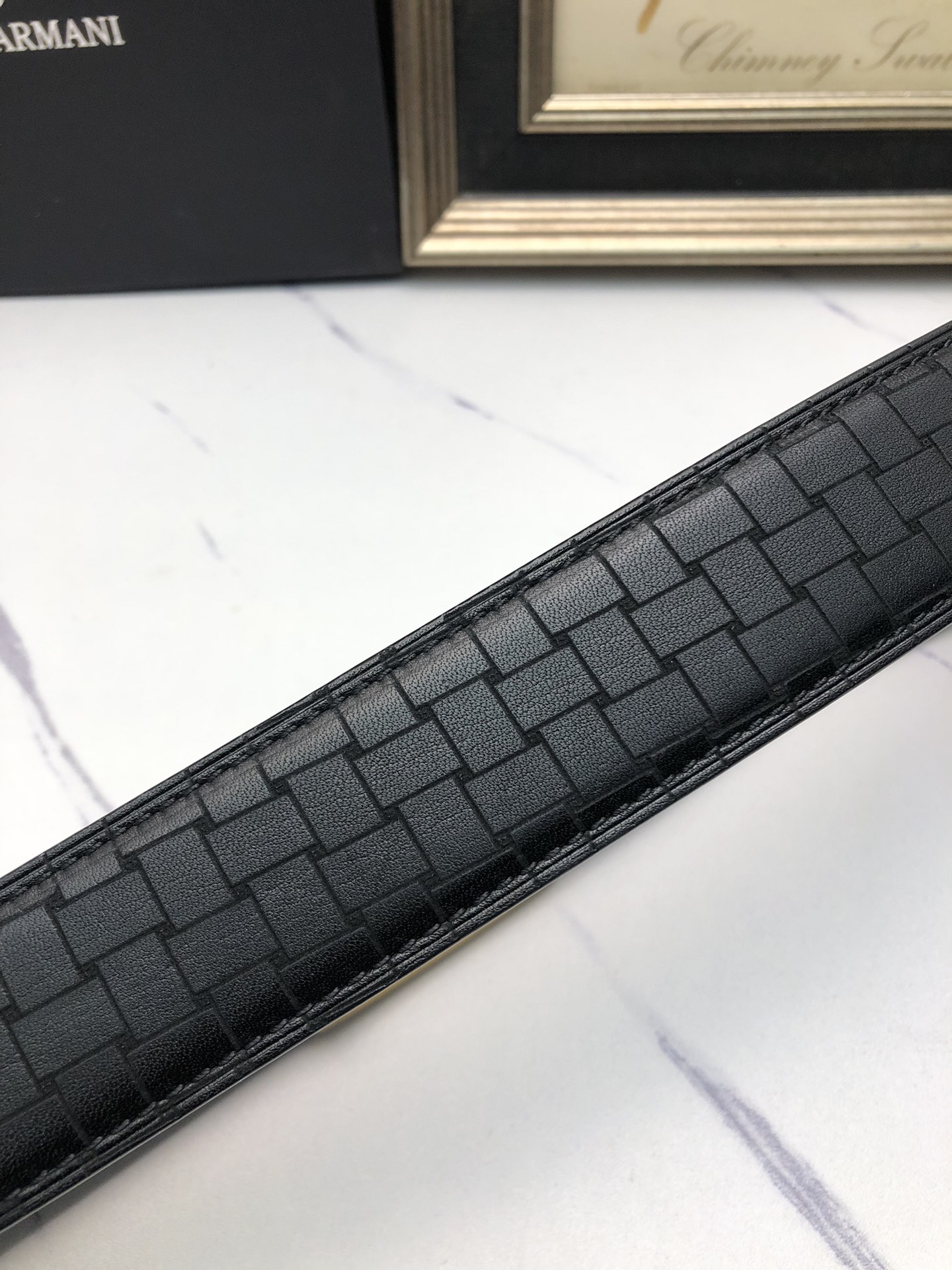 阿曼妮：原單頭層小牛皮燙印花紋，內襯頭層牛皮底，營造織紋外觀。飾以標誌原單扣。專櫃寬度4.0