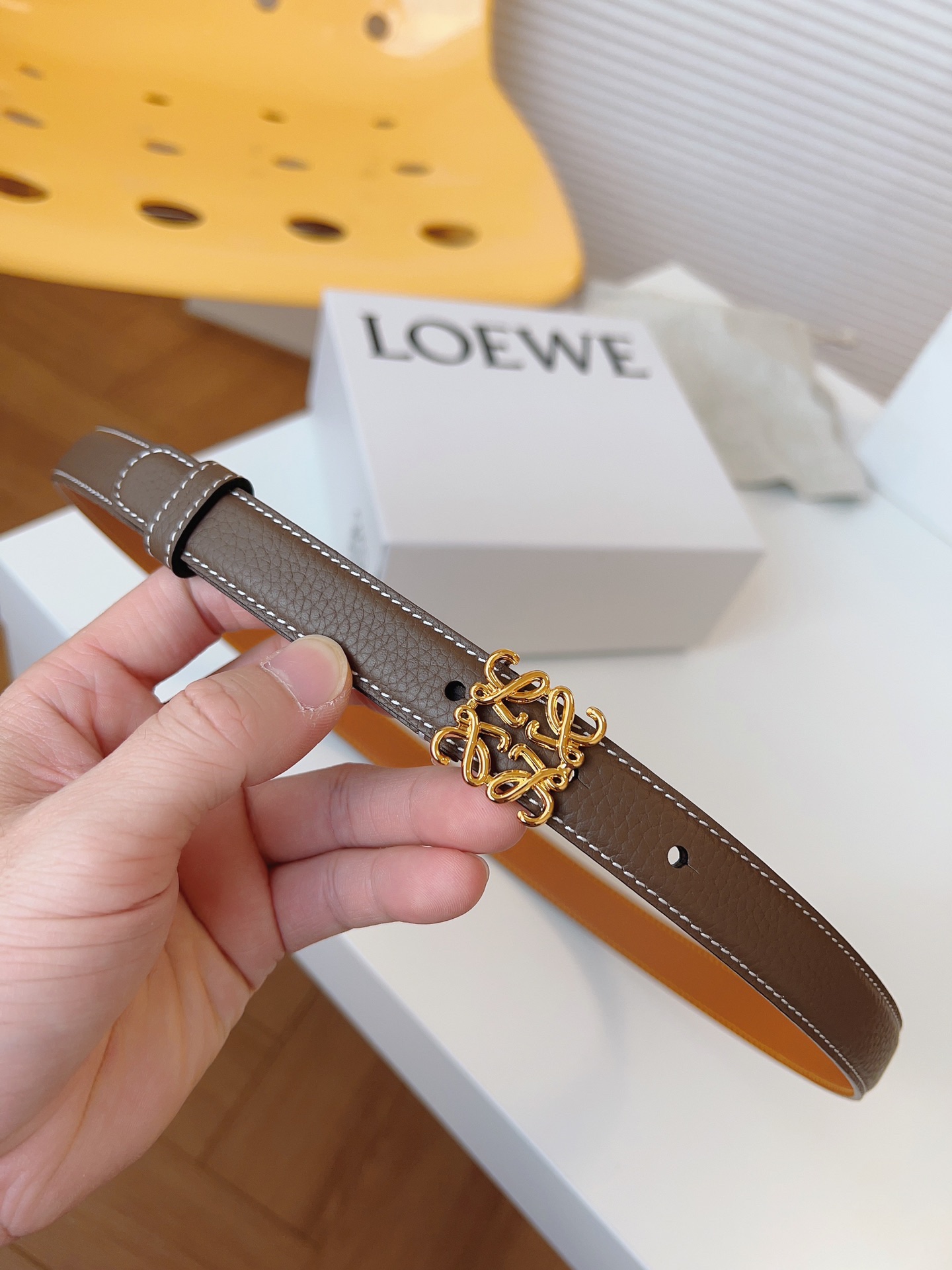 
Loewe 羅意威 經典粒面小牛皮，極簡風格的搭配，腰帶早已不是勒緊褲腰的工具，而是提升衣品，畫龍點睛的飾品；此款腰帶易搭配服飾。皮帶寬度：2.0cm