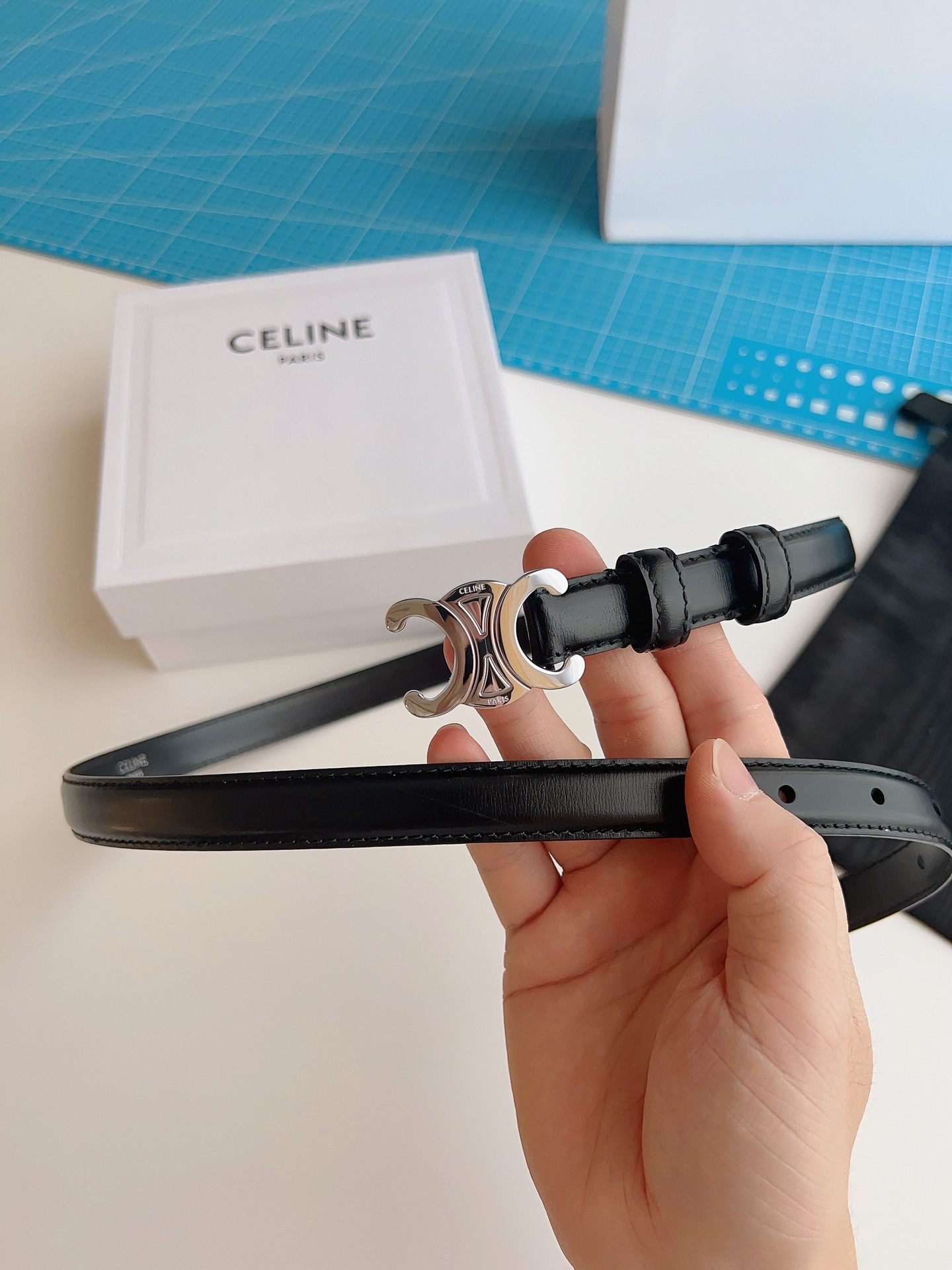 《CELINE》賽琳皮帶 celine 腰帶寬度1.8cm 超火凱旋門手感柔軟細膩，上身效果超級好看。非常顯腰線型，時尚必備神器