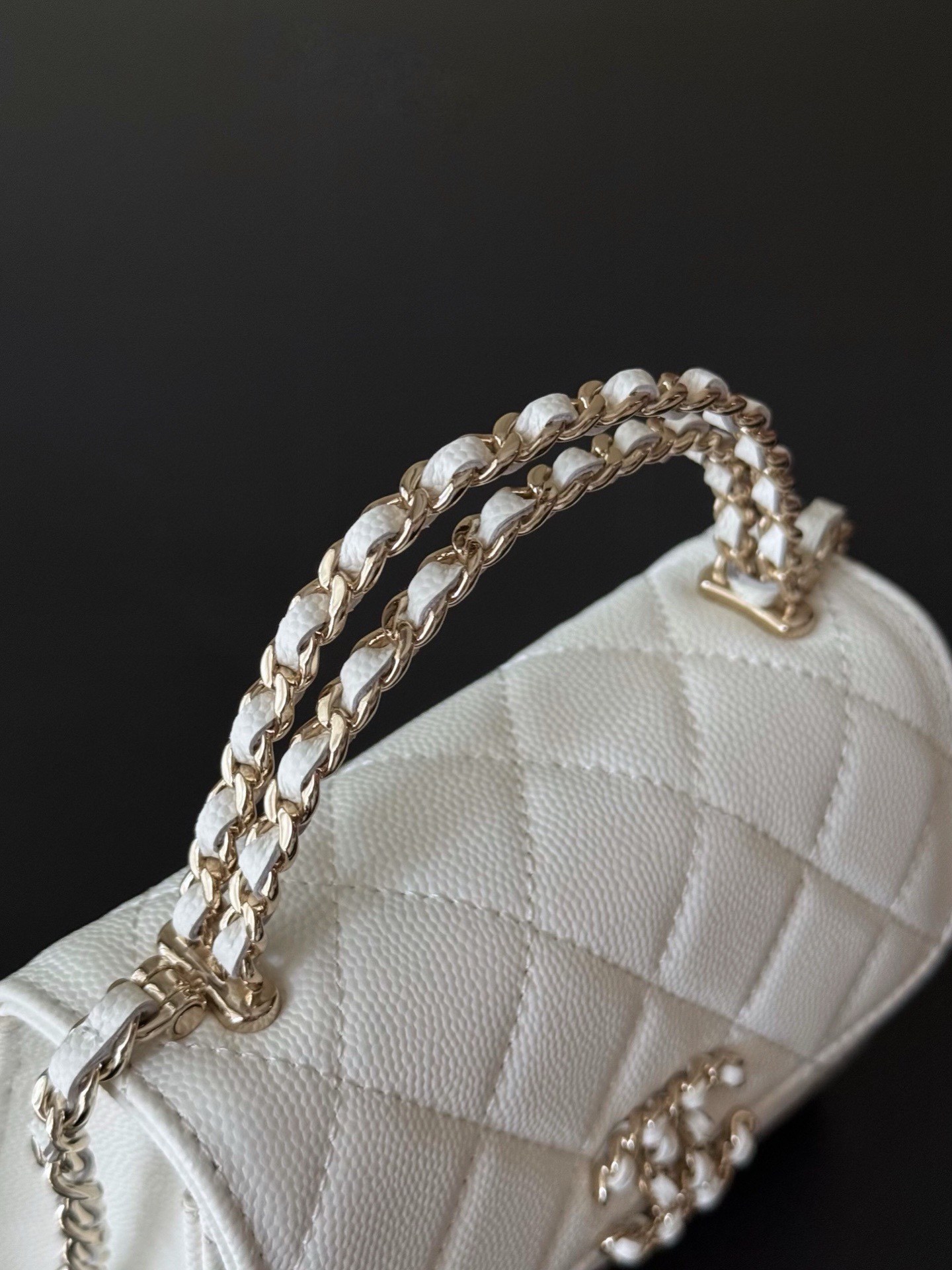 Chanel 25S 新款本季 最火的小球牛皮Kelly 手柄包
這顆絕對是黑馬
第一眼看到就深深愛上💕
顏值不必說 直接閉眼入不會錯
很好打理 也是百搭型
實現了單背斜挎腋下背手拎的效果📷
簡直就是福音〰️
很精緻 值得珍藏🔝

五金：全鋼18K淺金
皮料：獨家Haas小牛皮
尺寸：𝟏𝟒.𝟓*𝟏𝟏.𝟓*𝟓.𝟓 𝚌𝚖
型号：AS3237