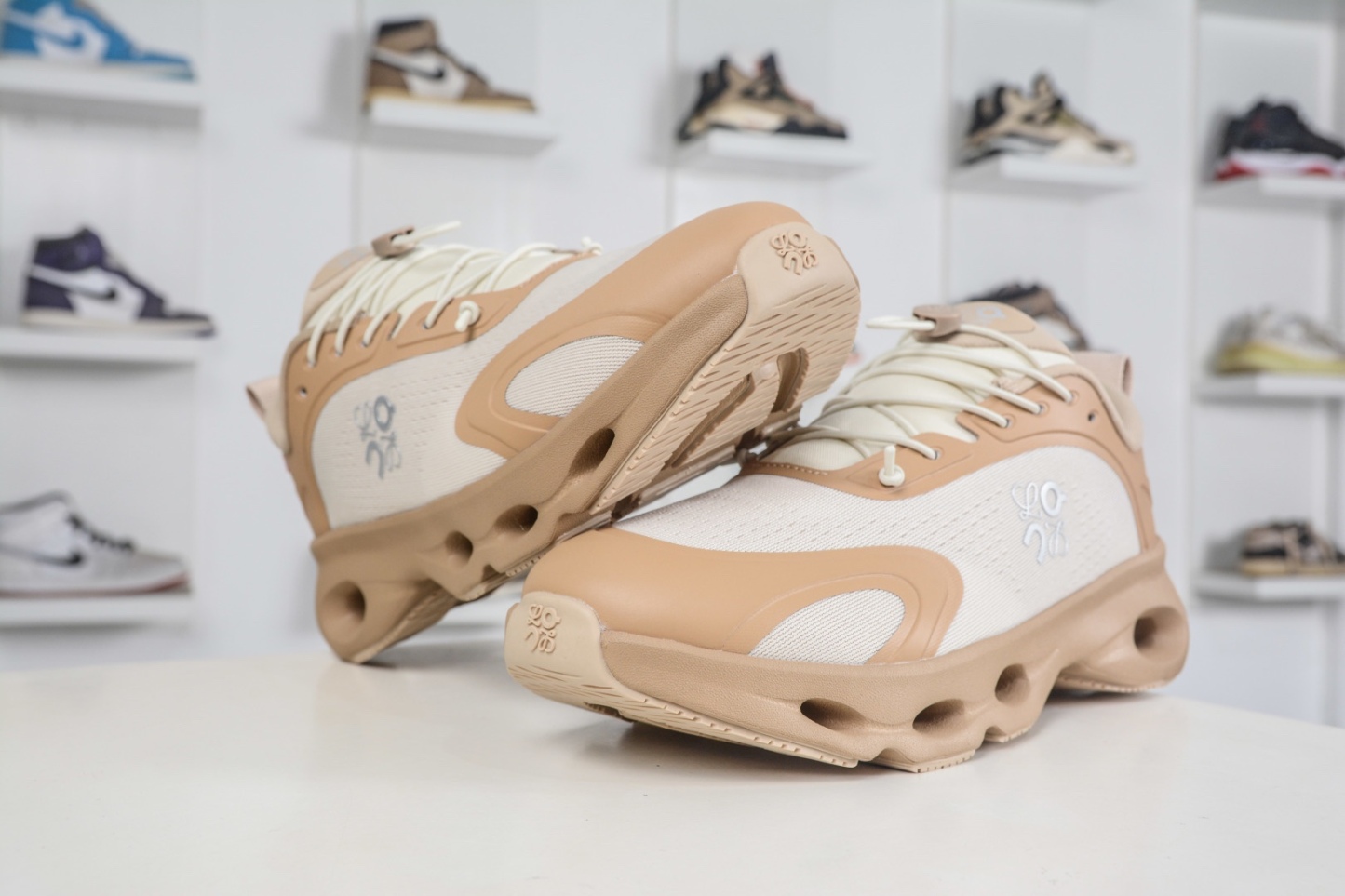 LOEWE羅意威 x ON昂跑 聯名款 Cloudsolo 
貨號: 3MF30664615
尺碼：36 36.5 37 37.5 38 38.5 39 40 40.5 41 42 42.5 43 44 44.5 45 46（真半碼）（⚠️袋子丟失扣10）