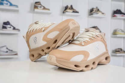 LOEWE羅意威 x ON昂跑 聯名款 Cloudsolo 
貨號: 3MF30664615
尺碼：36 36.5 37 37.5 38 38.5 39 40 40.5 41 42 42.5 43 44 44.5 45 46（真半碼）（⚠️袋子丟失扣10）