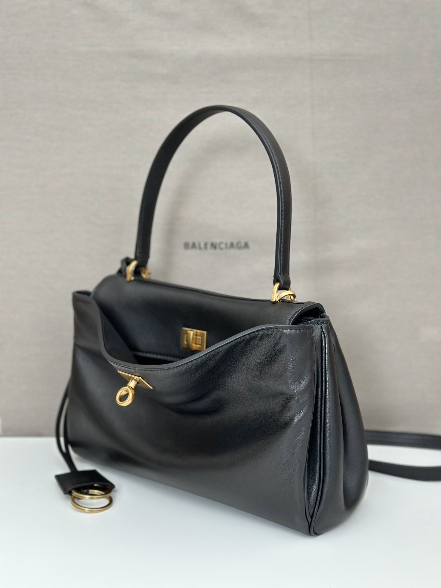 巴黎世家𝗕𝗮𝗹𝗲𝗻𝗰𝗶𝗮𝗴𝗮 🖤🖤出貨了！
款號：789779克色金扣
尺寸：28.9×20×9.9cm