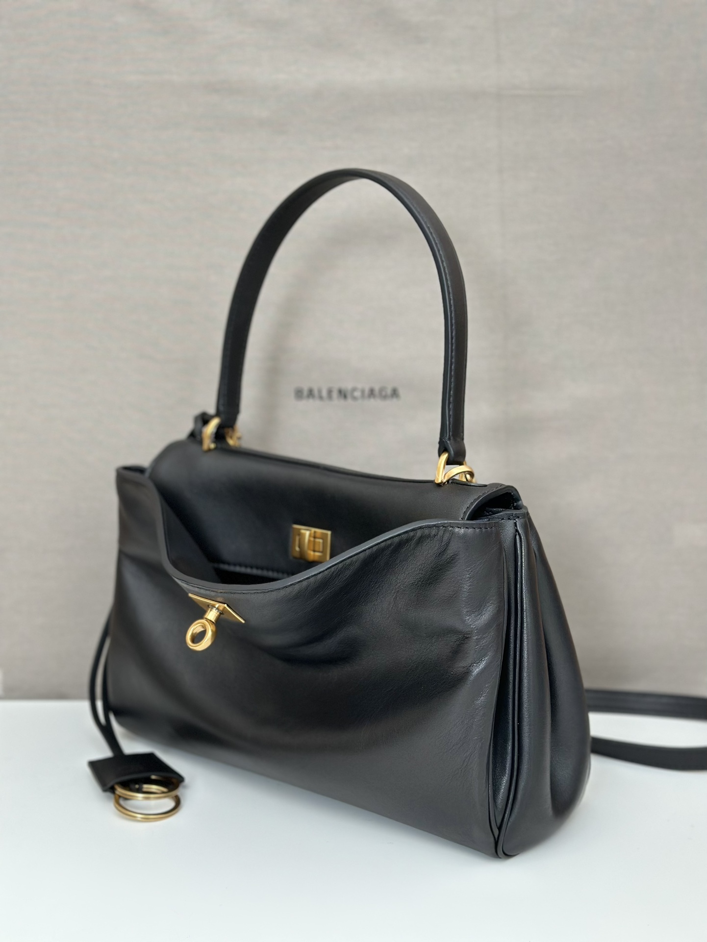 巴黎世家𝗕𝗮𝗹𝗲𝗻𝗰𝗶𝗮𝗴𝗮 🖤🖤出貨了！
款號：789779克色金扣
尺寸：28.9×20×9.9cm