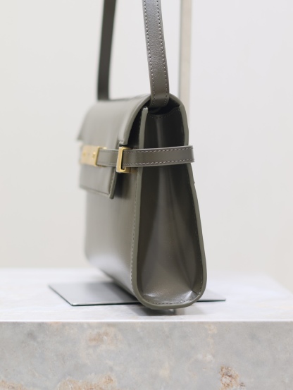 Manhattan_24cm
專櫃同步新款Manhattan法棍包小號24cm全新到貨！最新包型翻蓋曼哈頓法棍包，一改以往經典的logo，取而代之低調簡約的設計風格，它有點像H家的凱莉，很有復古的味道！商務➕休閒兩者結合，總結起來就是百搭！可以手拿，可以單肩或斜挎，一包多用，滿足了商務型女士，又滿足了小女生的休閒！精心挑選的原廠皮、完美的走線、精緻的五金讓整個包包都散髮出高級的味道！
型號：675626
尺寸：24x17.5x6cm