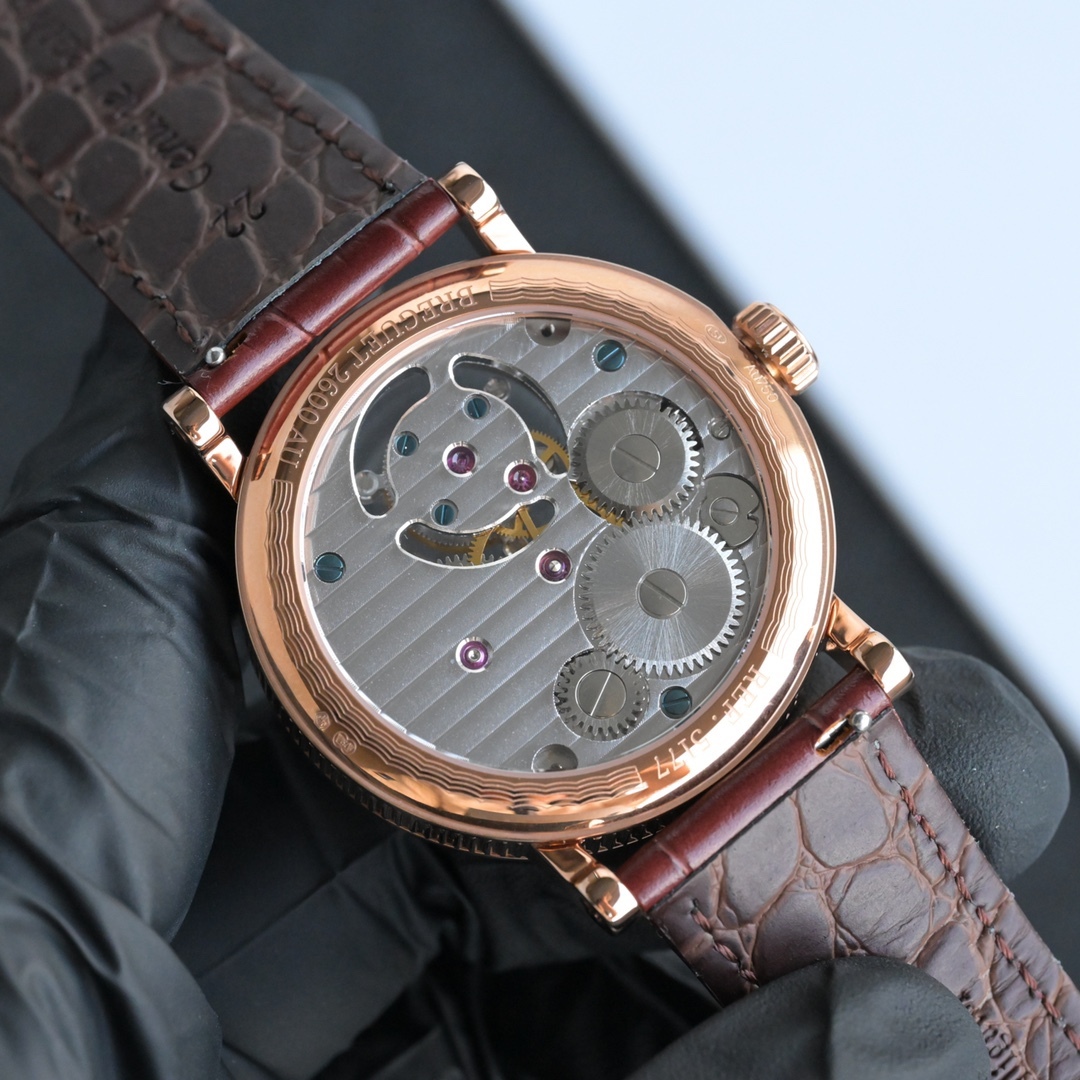 224年前，阿伯拉罕-路易·寶璣先生在他所創立的巴黎鐘錶堤岸制表工坊中，創造了制表史上令無數人贊嘆的陀飛輪調速裝置。這一無比複雜的精密機構彰顯了寶璣先生卓然超群的遠見與創想，時至今日仍對高級制表業有著重要意義。至今，陀飛輪的作用和意義已不僅是提高走時的精准度，而是譜寫了制表領域的輝煌篇章。寶璣陀飛輪時計臻品在百年徵程中不斷創新，超越自我，集精湛機械製造技藝與深厚美學原理於一身，創制出演繹複雜迷人的機械世界。腕表的表冠上刻有著名的寶璣品牌標誌，從側面我們可以看到表王寶璣著名的錢幣紋飾，代表著溫文爾雅