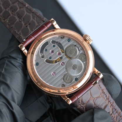 224年前，阿伯拉罕-路易·寶璣先生在他所創立的巴黎鐘錶堤岸制表工坊中，創造了制表史上令無數人贊嘆的陀飛輪調速裝置。這一無比複雜的精密機構彰顯了寶璣先生卓然超群的遠見與創想，時至今日仍對高級制表業有著重要意義。至今，陀飛輪的作用和意義已不僅是提高走時的精准度，而是譜寫了制表領域的輝煌篇章。寶璣陀飛輪時計臻品在百年徵程中不斷創新，超越自我，集精湛機械製造技藝與深厚美學原理於一身，創制出演繹複雜迷人的機械世界。腕表的表冠上刻有著名的寶璣品牌標誌，從側面我們可以看到表王寶璣著名的錢幣紋飾，代表著溫文爾雅