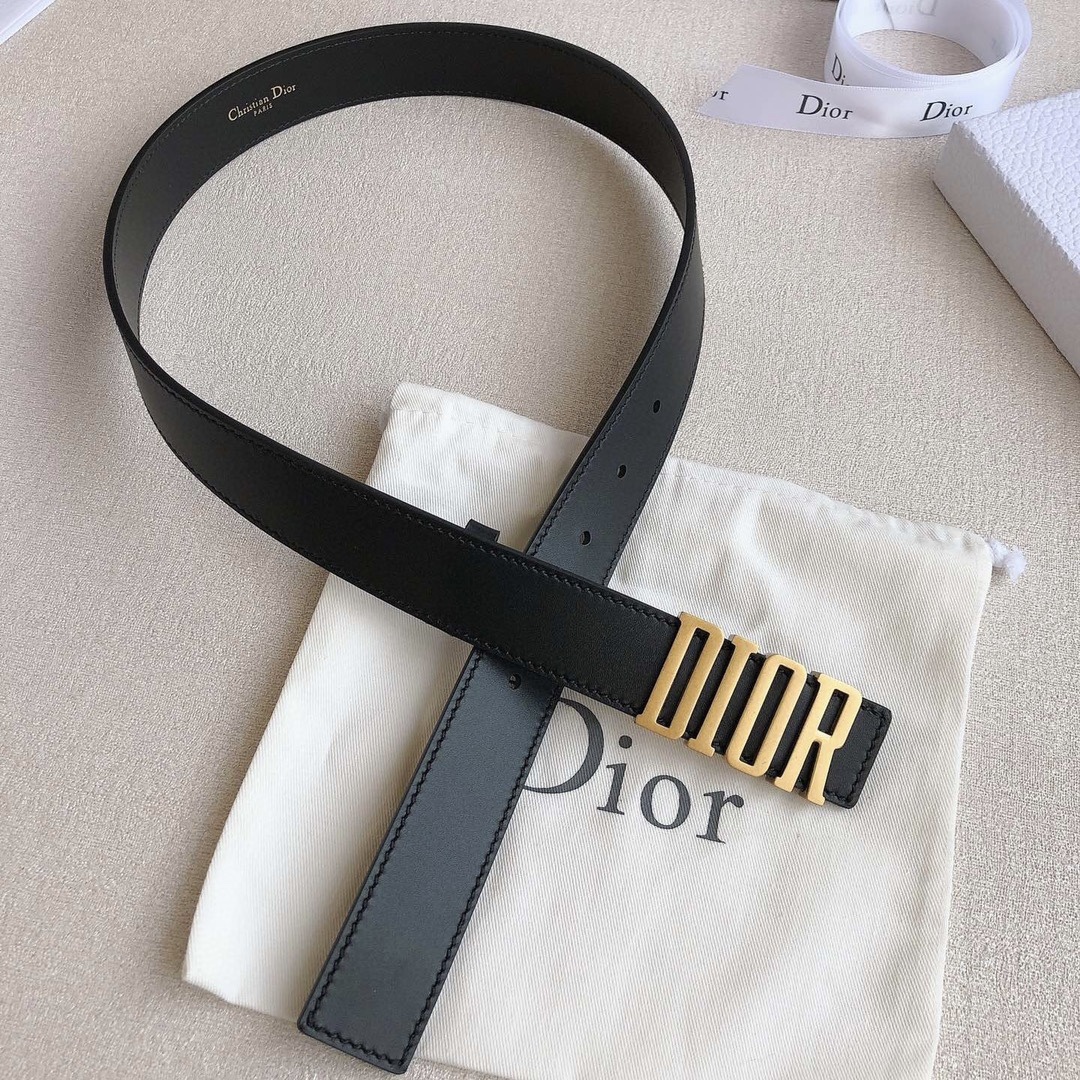 迪奧 女款腰帶，寬：3.0cm ，帶身雙面採用原版皮製作，與包包同系列 配仿古銅金屬扣頭，時尚俏皮，女神必備.