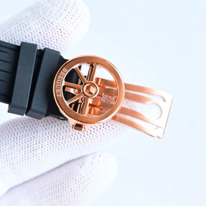 CF新品發佈會，寶璣-Breguet
航海MARINE航海系列5517款腕表，航海天文鐘的起源作品，“時計本是兵家利器”說的就是這款腕表，鐘錶界的巨作。工廠全面抄寫原裝數據，98%還原殼型字面，彰顯原裝優雅硬朗的氣質，原裝同款777A自動機械機芯，鐫刻獨立編號與寶璣先生簽名。直徑40毫米。正反均為藍寶石防刮玻璃，旋入式防水錶冠。實測防水深度100米。搭配飾有太陽放射紋錶盤，配裝進口天然橡膠錶帶，以零頭的價格給您帶來原裝超值體驗。