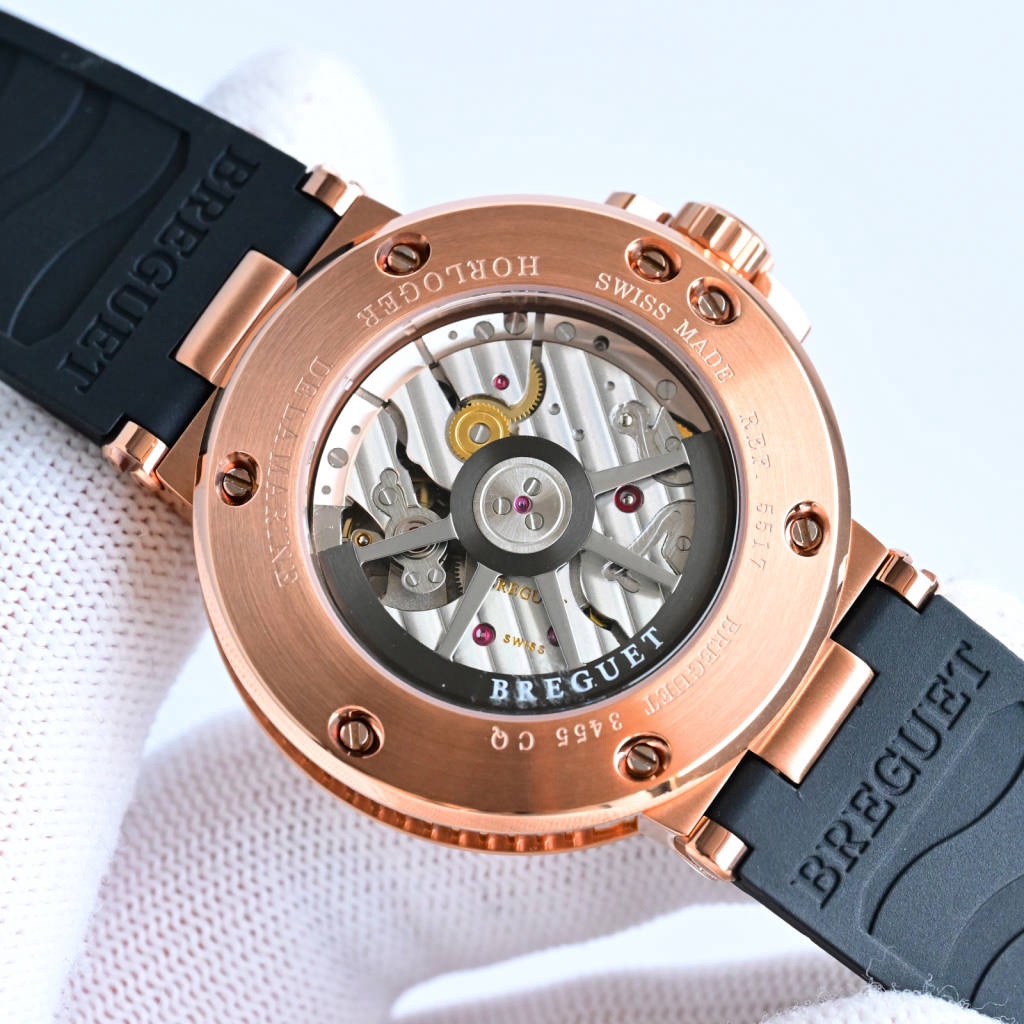 CF新品發佈會，寶璣-Breguet
航海MARINE航海系列5517款腕表，航海天文鐘的起源作品，“時計本是兵家利器”說的就是這款腕表，鐘錶界的巨作。工廠全面抄寫原裝數據，98%還原殼型字面，彰顯原裝優雅硬朗的氣質，原裝同款777A自動機械機芯，鐫刻獨立編號與寶璣先生簽名。直徑40毫米。正反均為藍寶石防刮玻璃，旋入式防水錶冠。實測防水深度100米。搭配飾有太陽放射紋錶盤，配裝進口天然橡膠錶帶，以零頭的價格給您帶來原裝超值體驗。