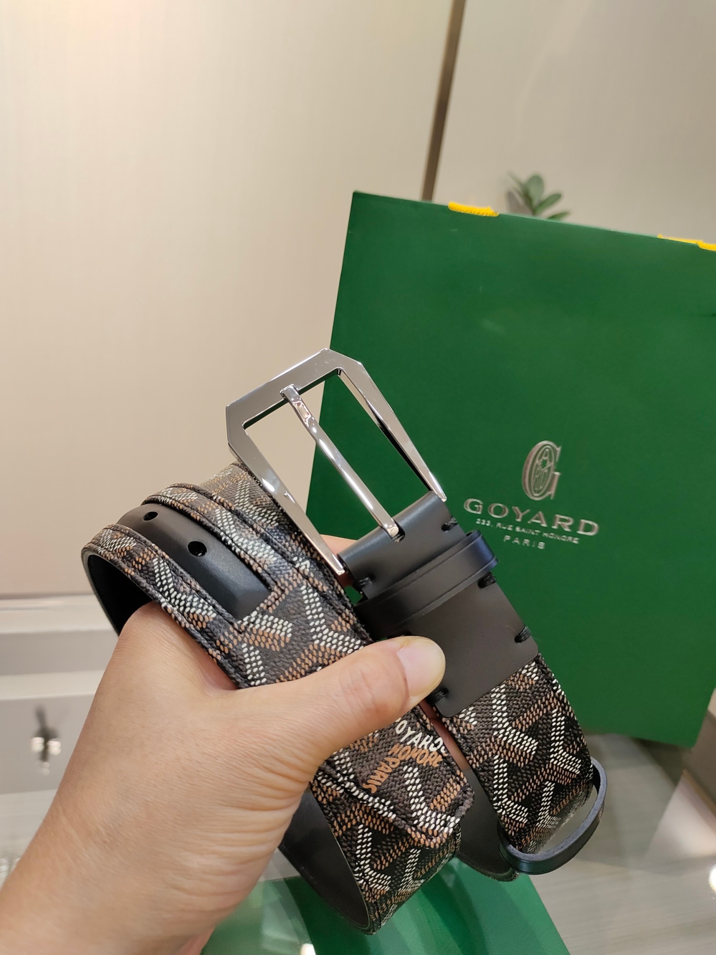 
Goyard(戈雅)腰帶源於法國奢侈品牌，設計風格簡約低調，腰帶身有標誌性帆布搭配進口頭層牛皮，腰帶扣採用簡約精品鋼扣，延續品牌的低調奢華，帶身寬度3.4CM，適用商務休閒日常佩戴。