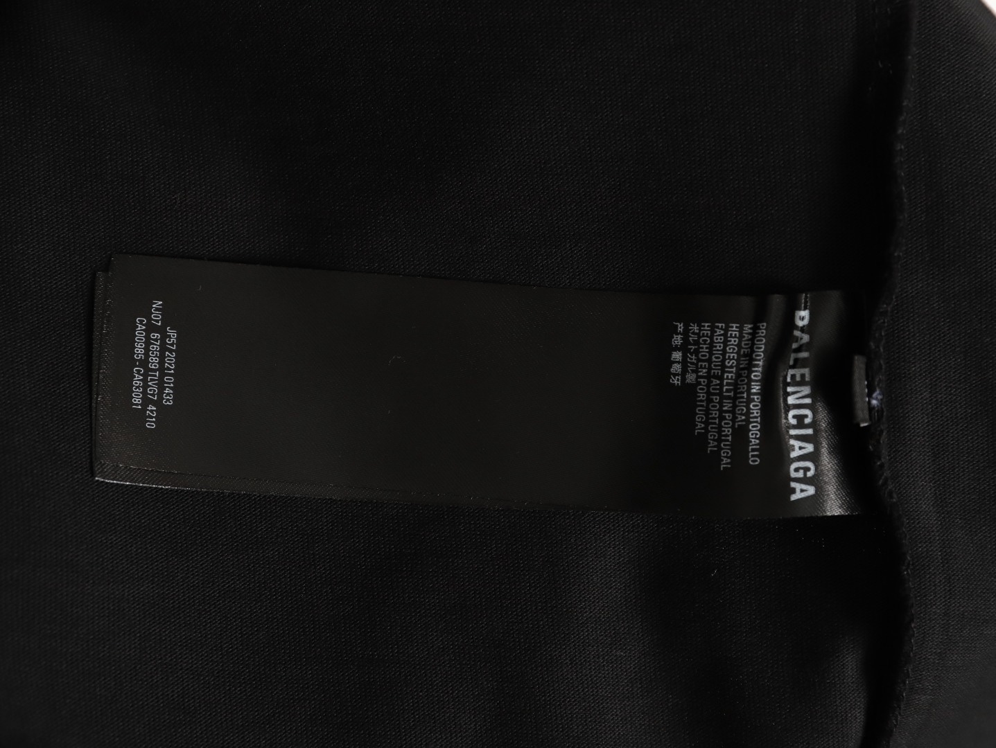 Balenciaga/巴黎世家 26ss 後背麥穗刺繡短袖
No.1的質量 真正天花板品質，正確320g定織定染雙紗面料 柔軟舒適，成衣洗水 定染螺紋 無色差 不變形 手工磨爛超重工藝。螺紋領口均為某巴某黎原領口 高包裹度 領口寬度和櫃櫃精確到毫米 厚領口不易變形，注意做工 領口處針腳 無折疊 順暢自然沒重疊線 真正還原 這是多少人都做不到的 ，區別市場通貨!
M1 Size: S-XL