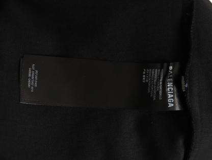 Balenciaga/巴黎世家 26ss 後背麥穗刺繡短袖
No.1的質量 真正天花板品質，正確320g定織定染雙紗面料 柔軟舒適，成衣洗水 定染螺紋 無色差 不變形 手工磨爛超重工藝。螺紋領口均為某巴某黎原領口 高包裹度 領口寬度和櫃櫃精確到毫米 厚領口不易變形，注意做工 領口處針腳 無折疊 順暢自然沒重疊線 真正還原 這是多少人都做不到的 ，區別市場通貨!
M1 Size: S-XL