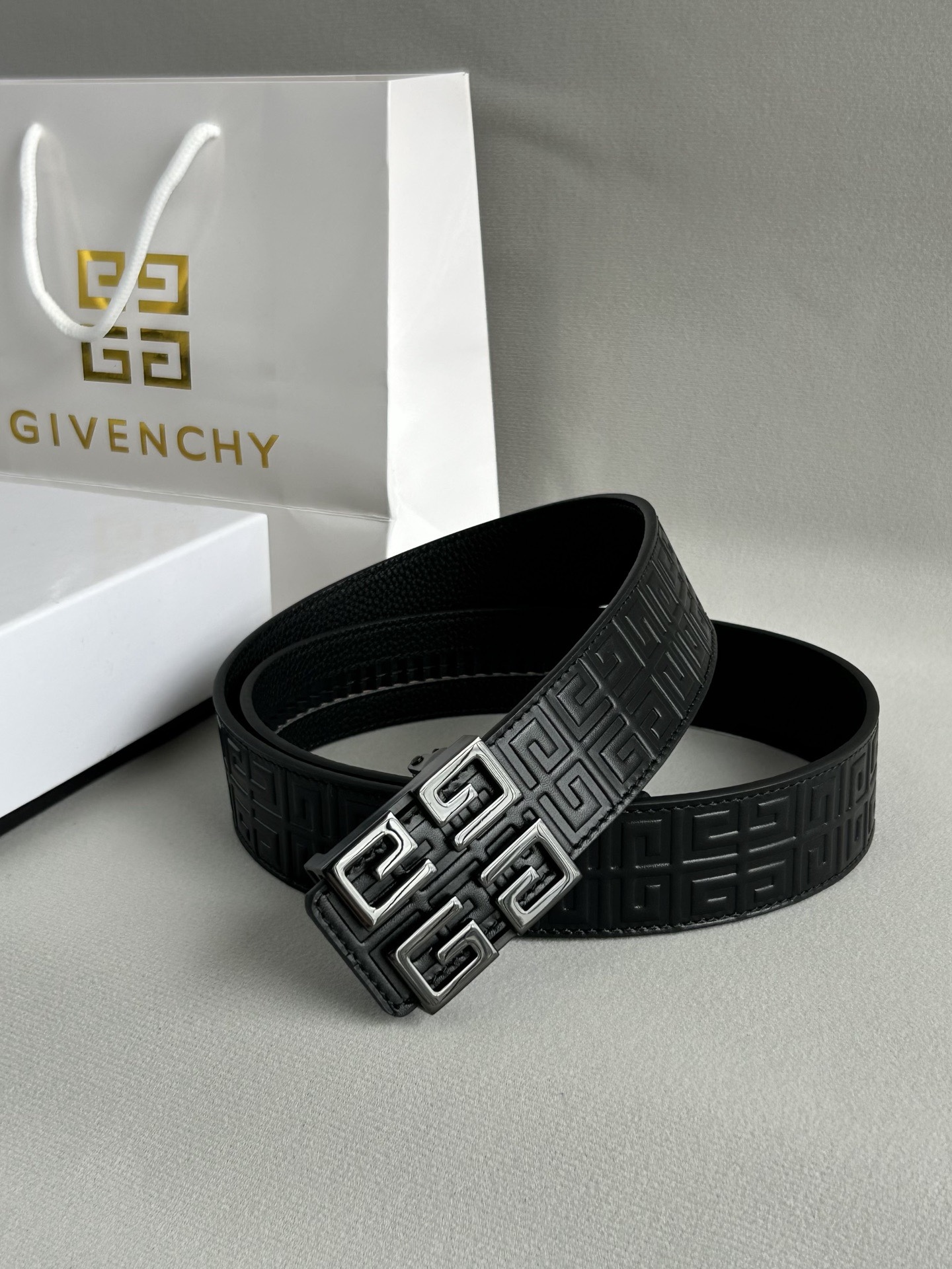 【纪梵希】新款男士 頭層小牛皮黑色壓花腰帶，內襯荔枝紋底，寬38毫米.搭配不鏽鋼經典4G自動扣.商務服裝造型的完美搭配。永恆經典！