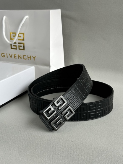 【纪梵希】新款男士 頭層小牛皮黑色壓花腰帶，內襯荔枝紋底，寬38毫米.搭配不鏽鋼經典4G自動扣.商務服裝造型的完美搭配。永恆經典！