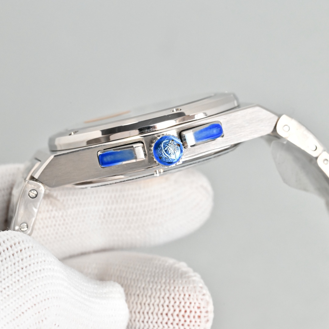 KR新品  萬國工程師系列萬年曆腕表，復刻界最複雜的腕表，所有功能同步原裝，所有功能調節通過把頭控制.
1⃣️【功能介紹】3點鐘位置顯示日曆，9點鐘位置顯示星期，6點鐘月份月相指針顯示。

2⃣️【做工精細】外殼採用原版同樣的三件套結構，中間拉絲，上下殼為拋光，鏡面採用高成本的鍋蓋形藍寶石，使其質感提升。

3⃣️【機芯性能】尺寸41.6mm,機芯採用天津機芯改82600，高效穩定，動力時間長達72小時以上，進行加裝複雜的萬年曆模塊，而且同步所有功能實現同步原裝通過把頭調節。

