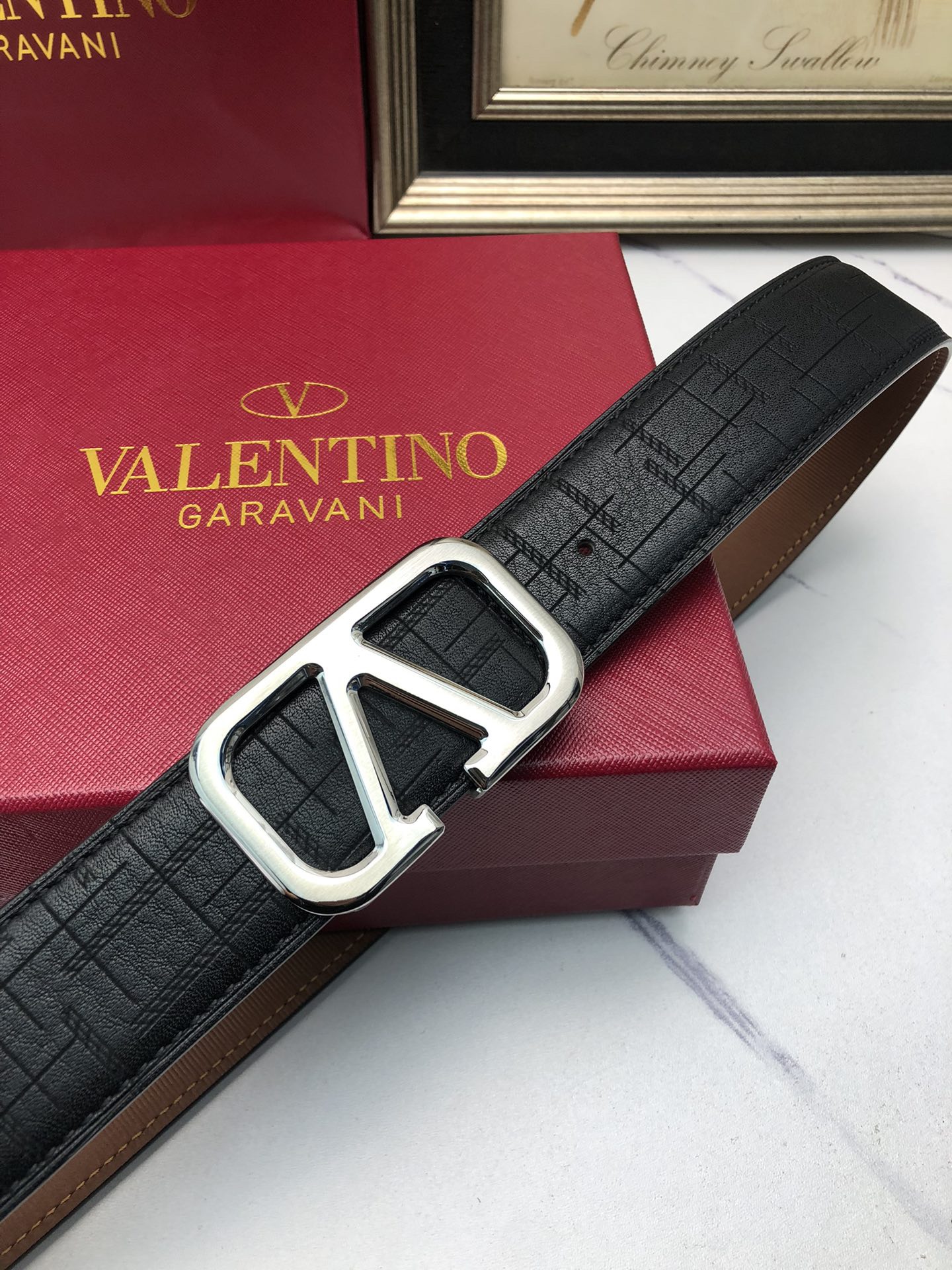 華倫天奴：原單頭層小牛皮燙印花紋，內襯平紋牛皮底，營造織紋外觀。飾以標誌原單扣。專櫃寬度4.0