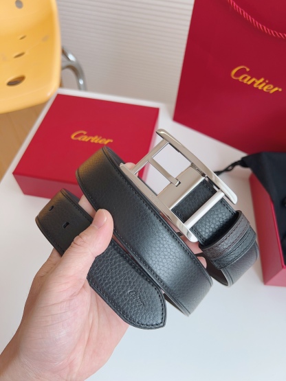 
Cartier（卡地亞）憑借匠心傑作展現與眾不同的美感，融合精湛工藝與經典設計，演繹雋永風格；瀟灑不羈，果敢獨立！此款式易搭配服飾；休閒正裝兩相宜。皮帶寬度：35mm