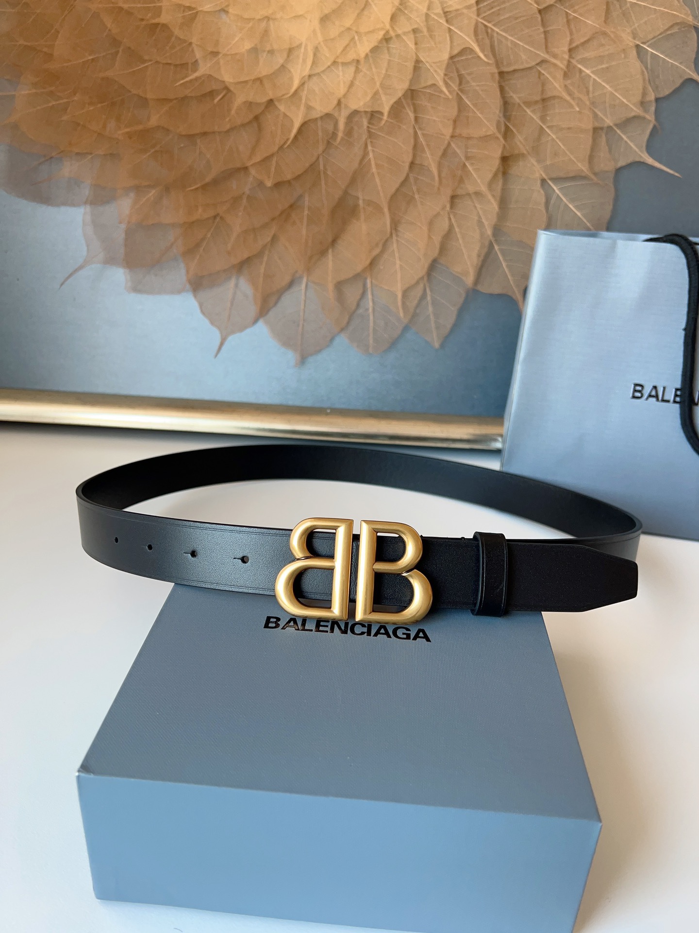 巴黎世家（Balenciaga）寬度3.0cm 是法國的奢侈品牌，作為時尚界最具影響力品牌之一的地位。設計師源於：都市時尚潮流獨特的設計風格，採用進口小牛皮製作；搭配純銅復古五金，使其更具魅力。值得擁有的百搭精品！